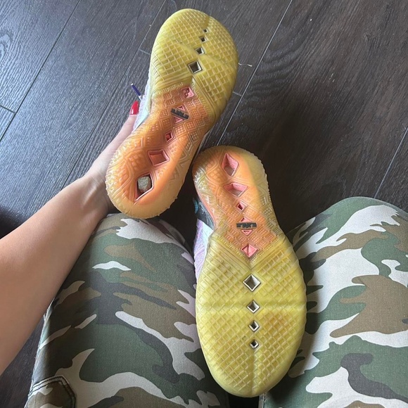 Nike LeBron 18 Low "Pastel Lavender" trainers in white and purple #basketball - Picture 3 of 6